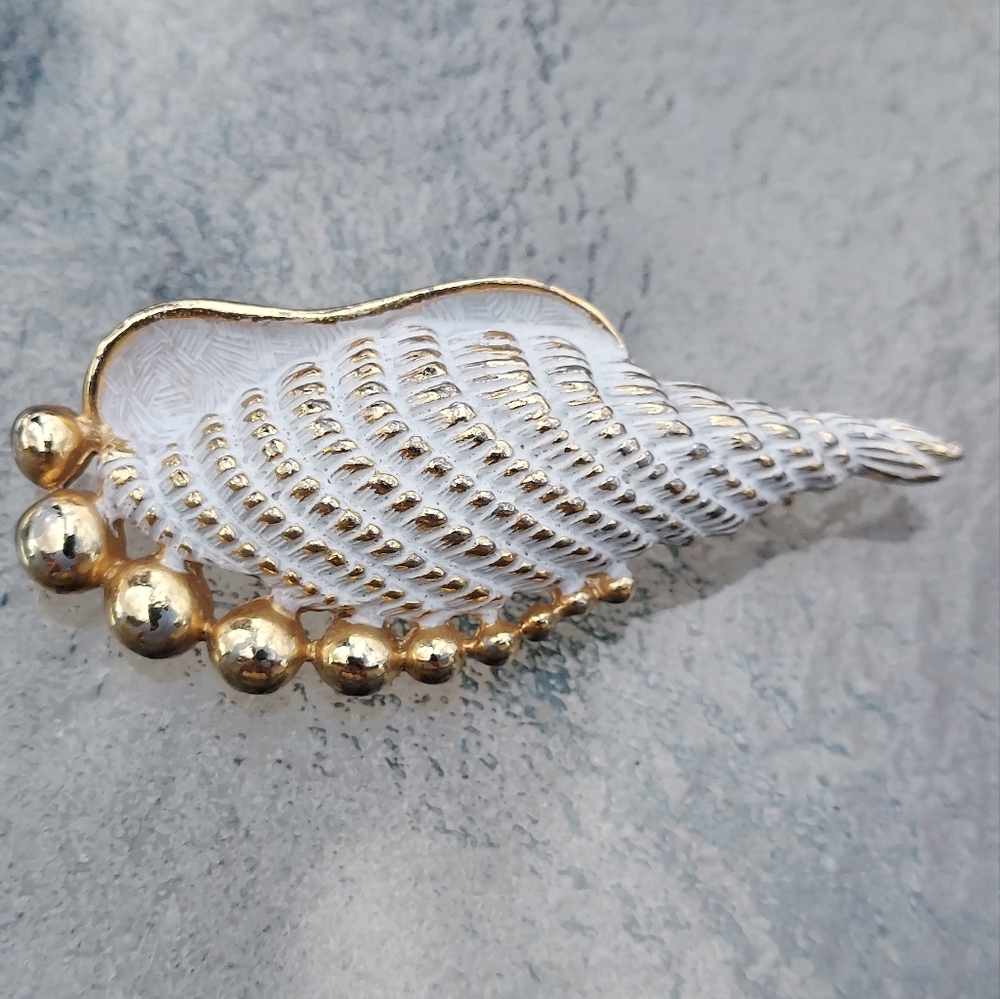 Sarah Coventry Ebb Tide Seashell White Enamel Gold Tone Brooch Pin 1960s